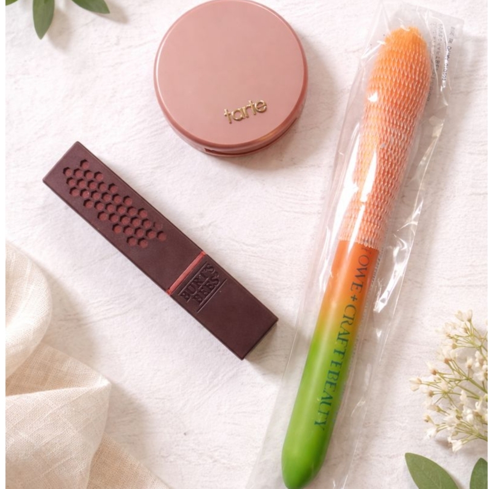 Beauty Bundle: Tarte Higglighter Compact + Lip Color + LOVE Beauty‎ Brush